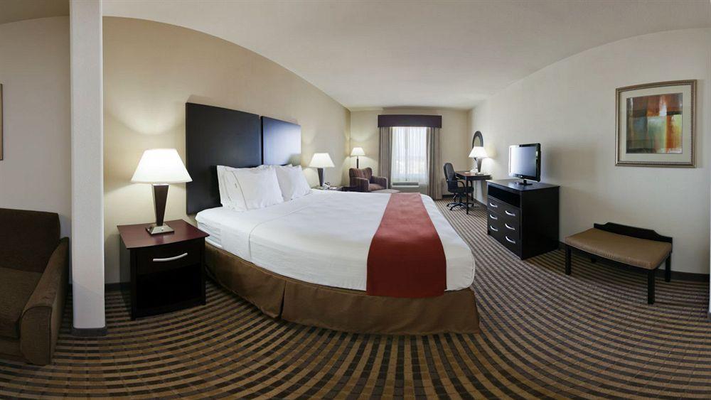 Holiday Inn Express & Suites Brady By Ihg Екстериор снимка