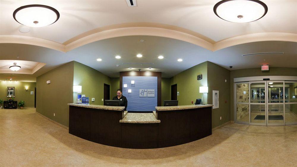Holiday Inn Express & Suites Brady By Ihg Екстериор снимка