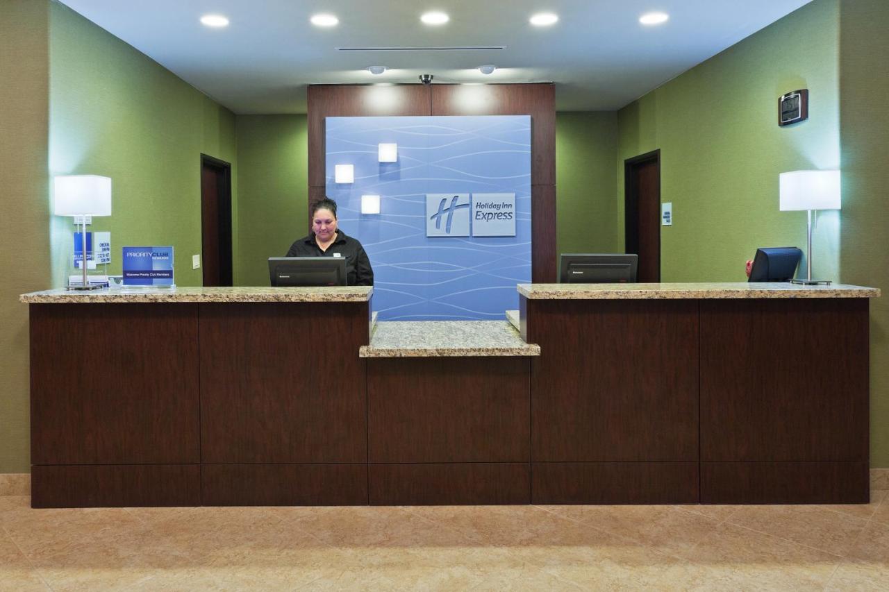 Holiday Inn Express & Suites Brady By Ihg Екстериор снимка