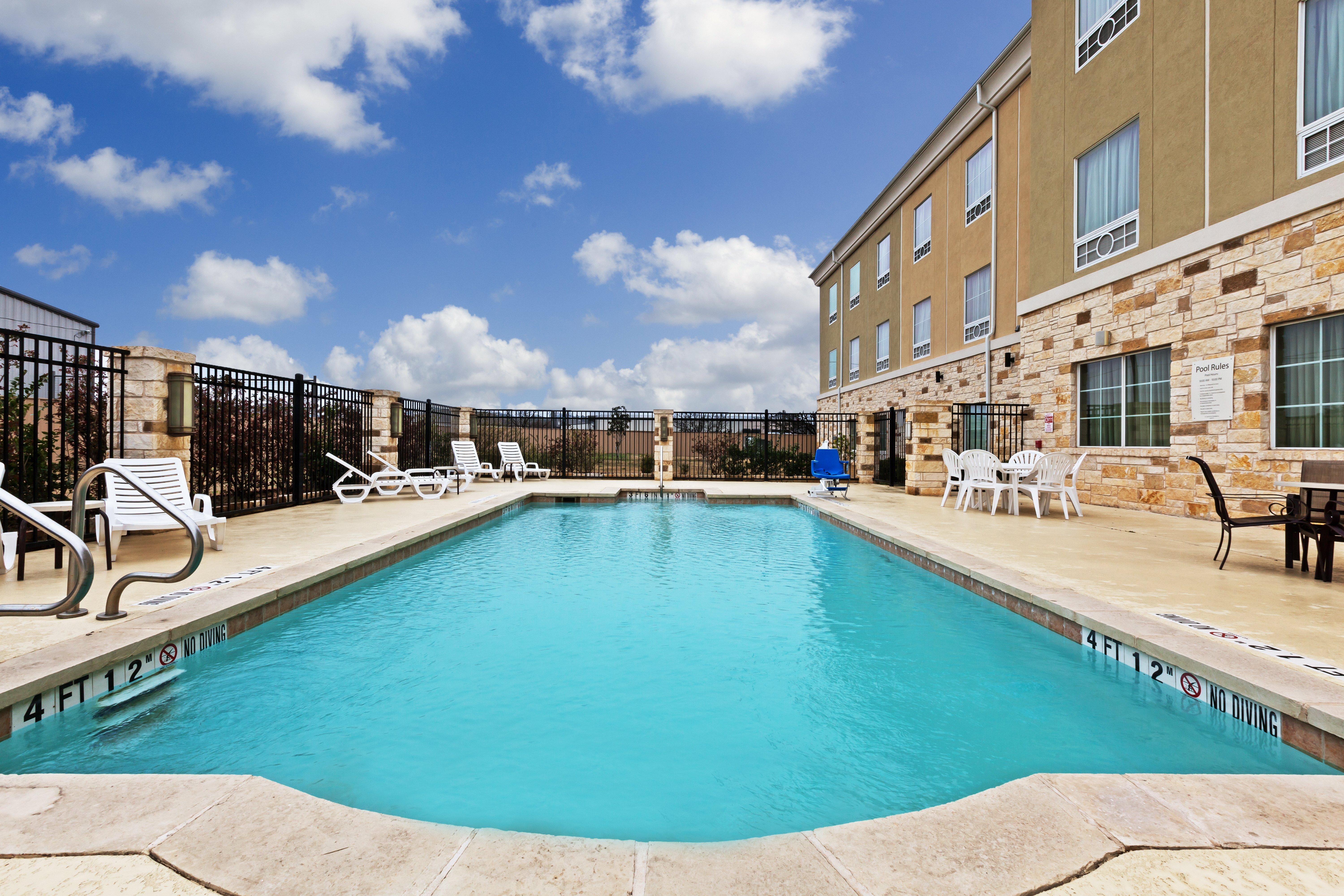 Holiday Inn Express & Suites Brady By Ihg Екстериор снимка