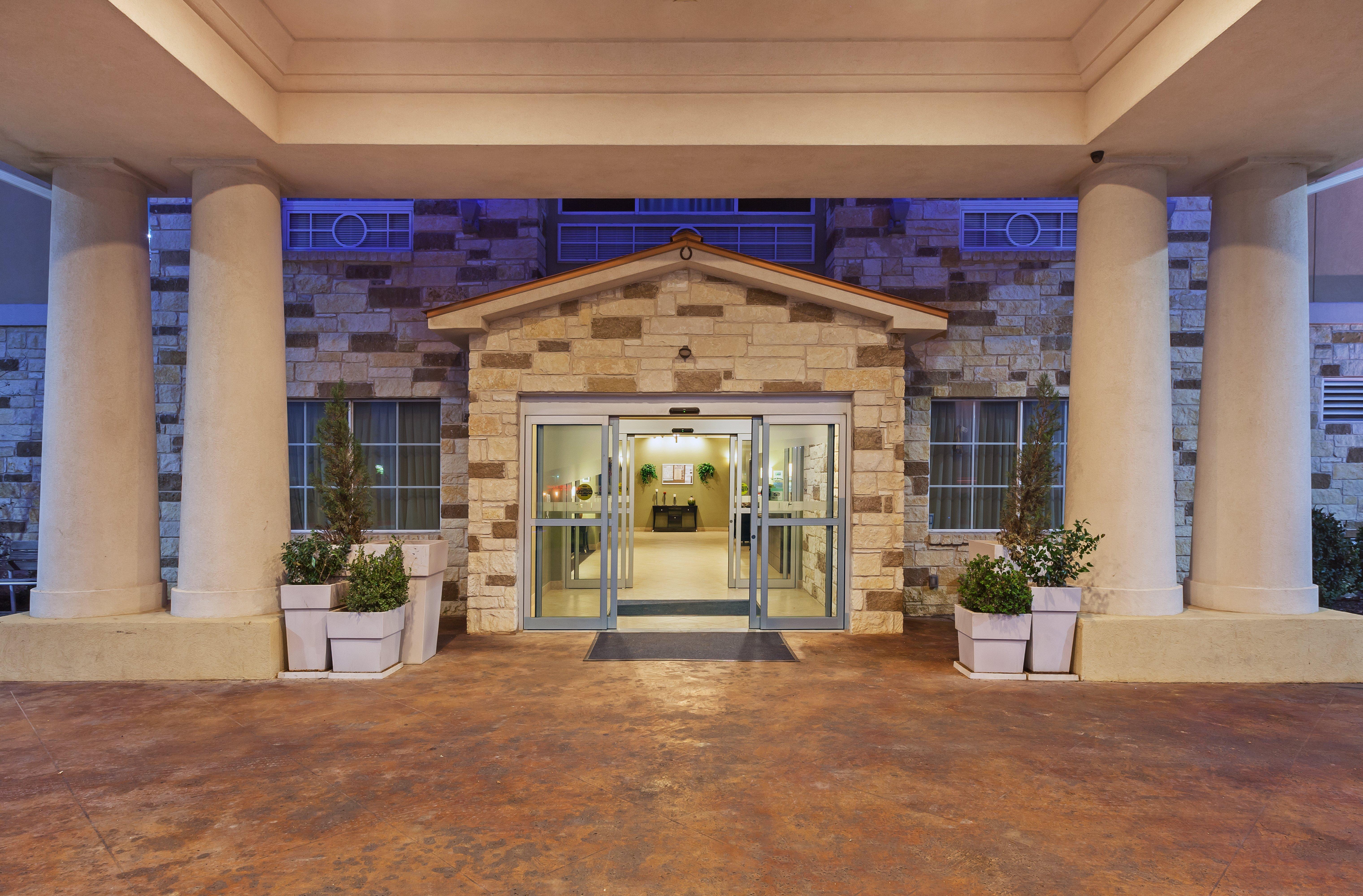 Holiday Inn Express & Suites Brady By Ihg Екстериор снимка