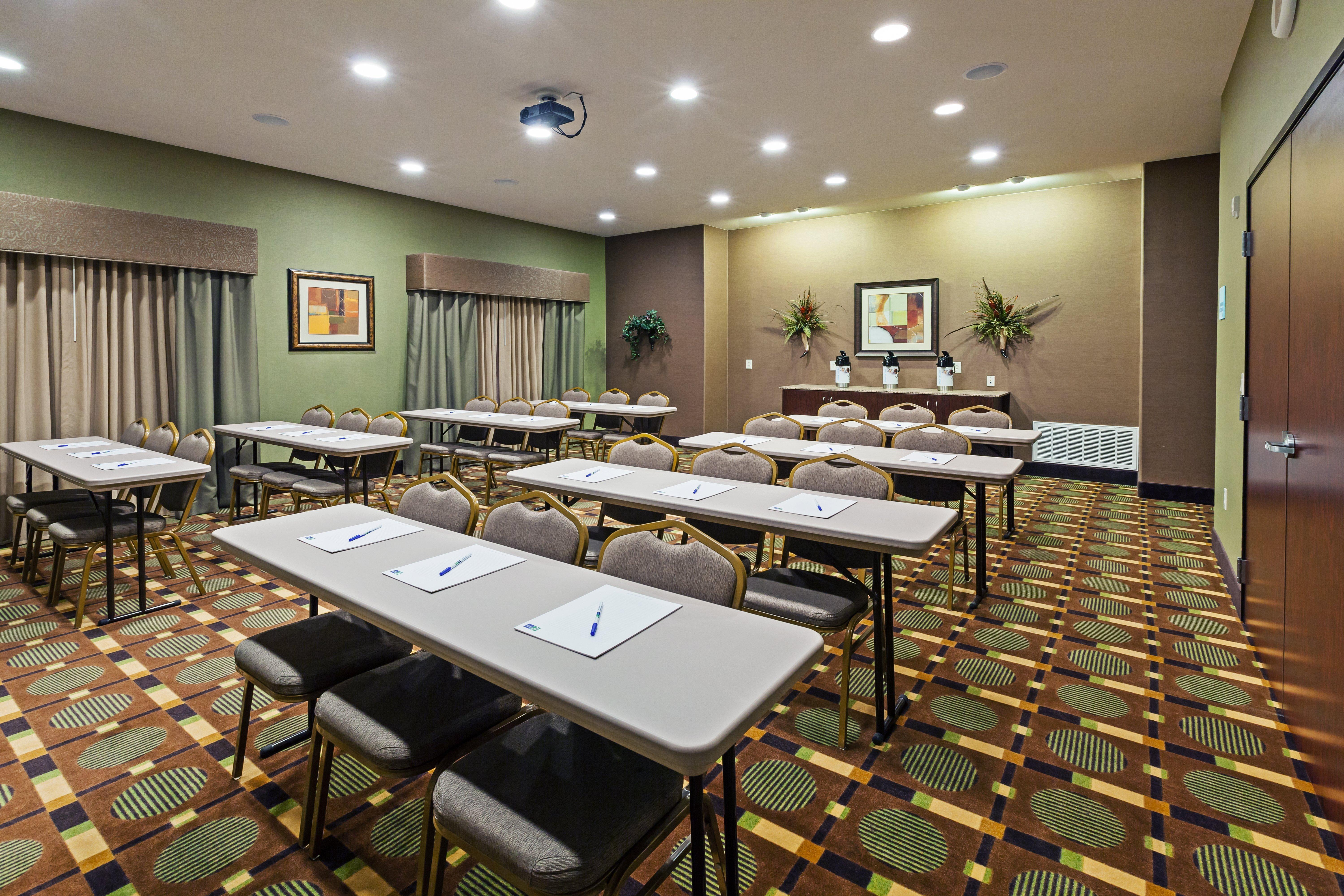 Holiday Inn Express & Suites Brady By Ihg Екстериор снимка