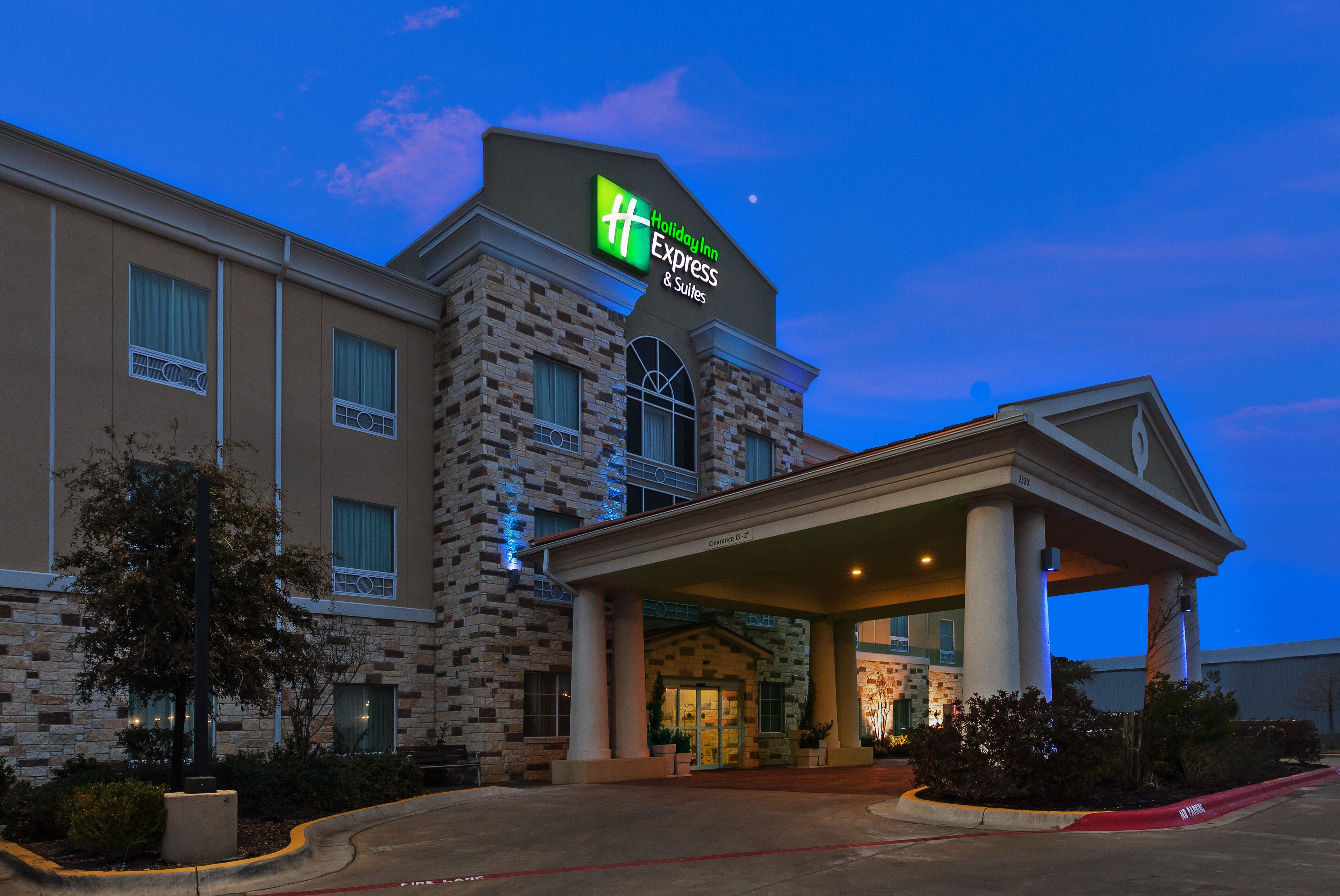 Holiday Inn Express & Suites Brady By Ihg Екстериор снимка