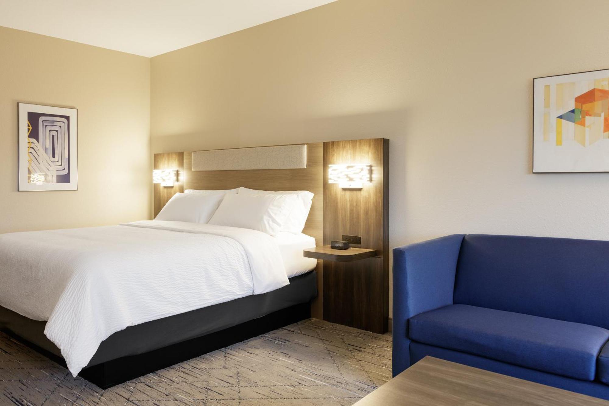 Holiday Inn Express & Suites Brady By Ihg Екстериор снимка