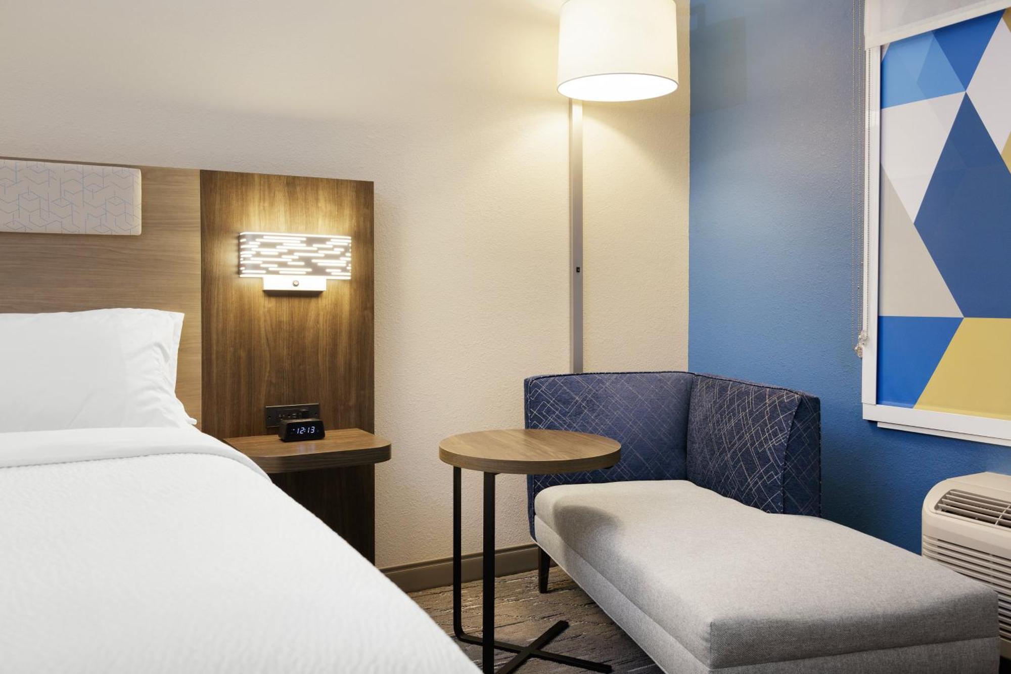 Holiday Inn Express & Suites Brady By Ihg Екстериор снимка