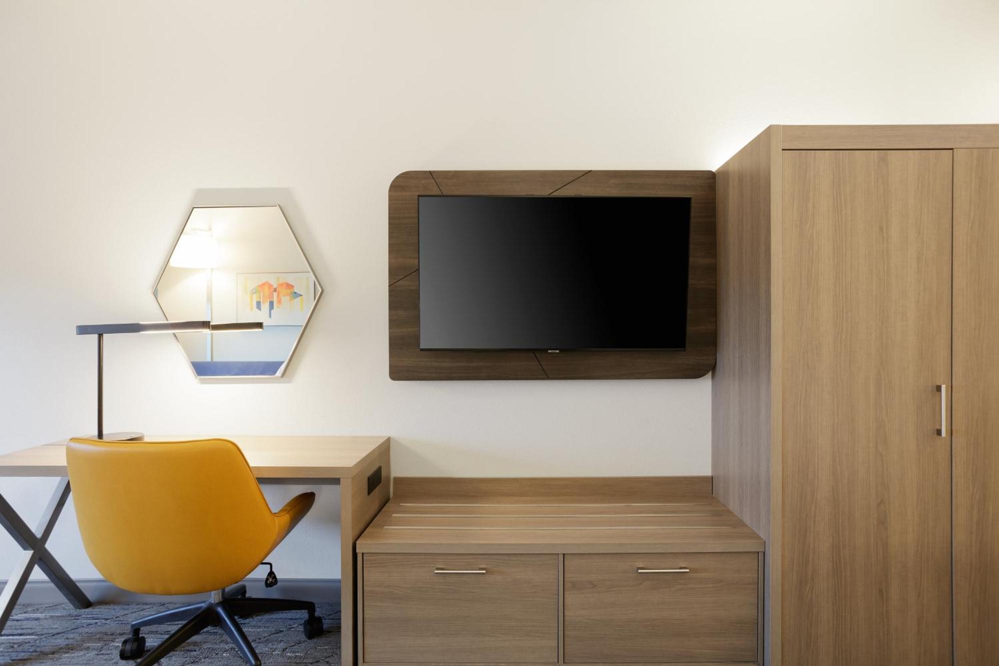 Holiday Inn Express & Suites Brady By Ihg Екстериор снимка