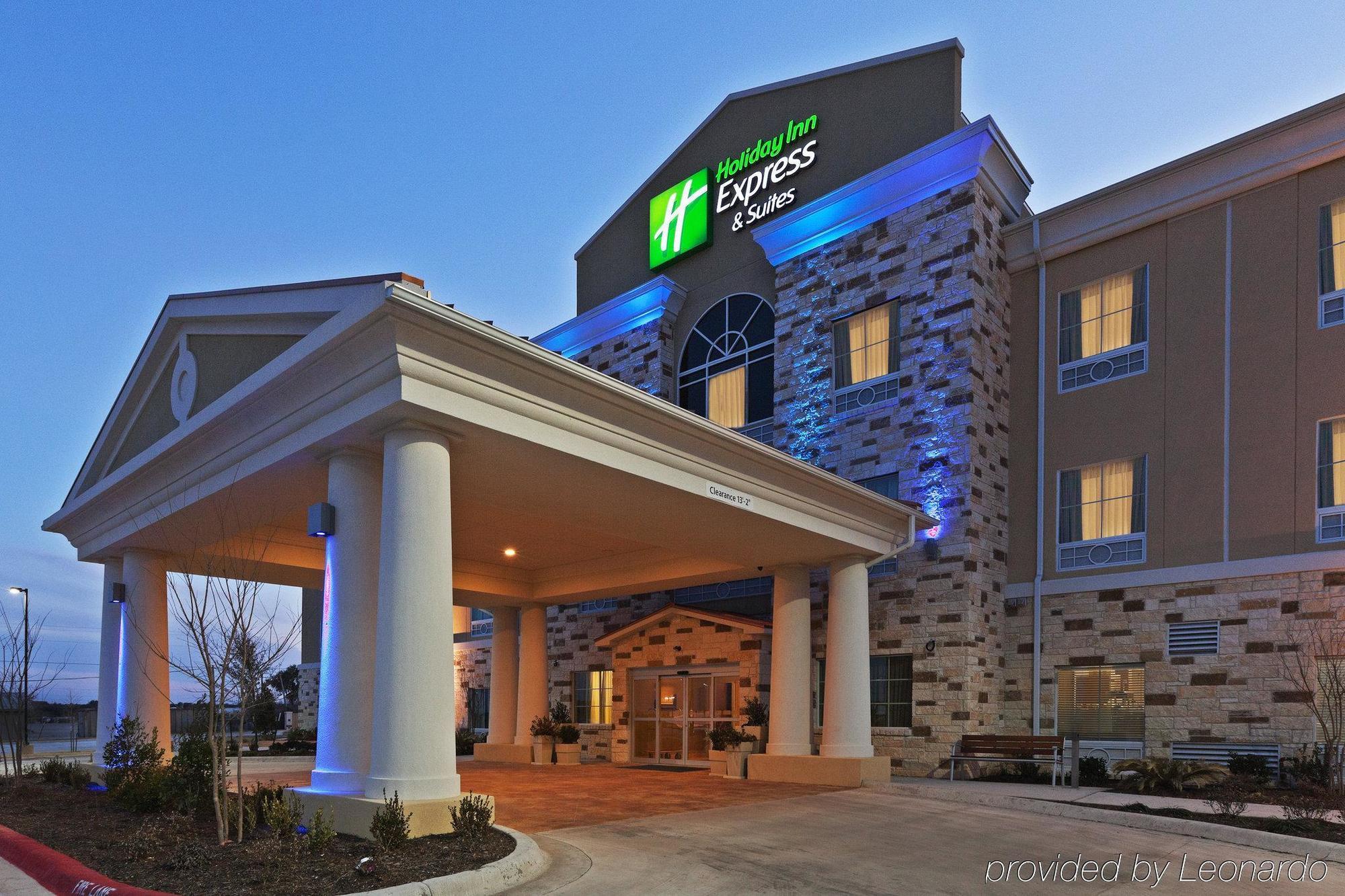 Holiday Inn Express & Suites Brady By Ihg Екстериор снимка