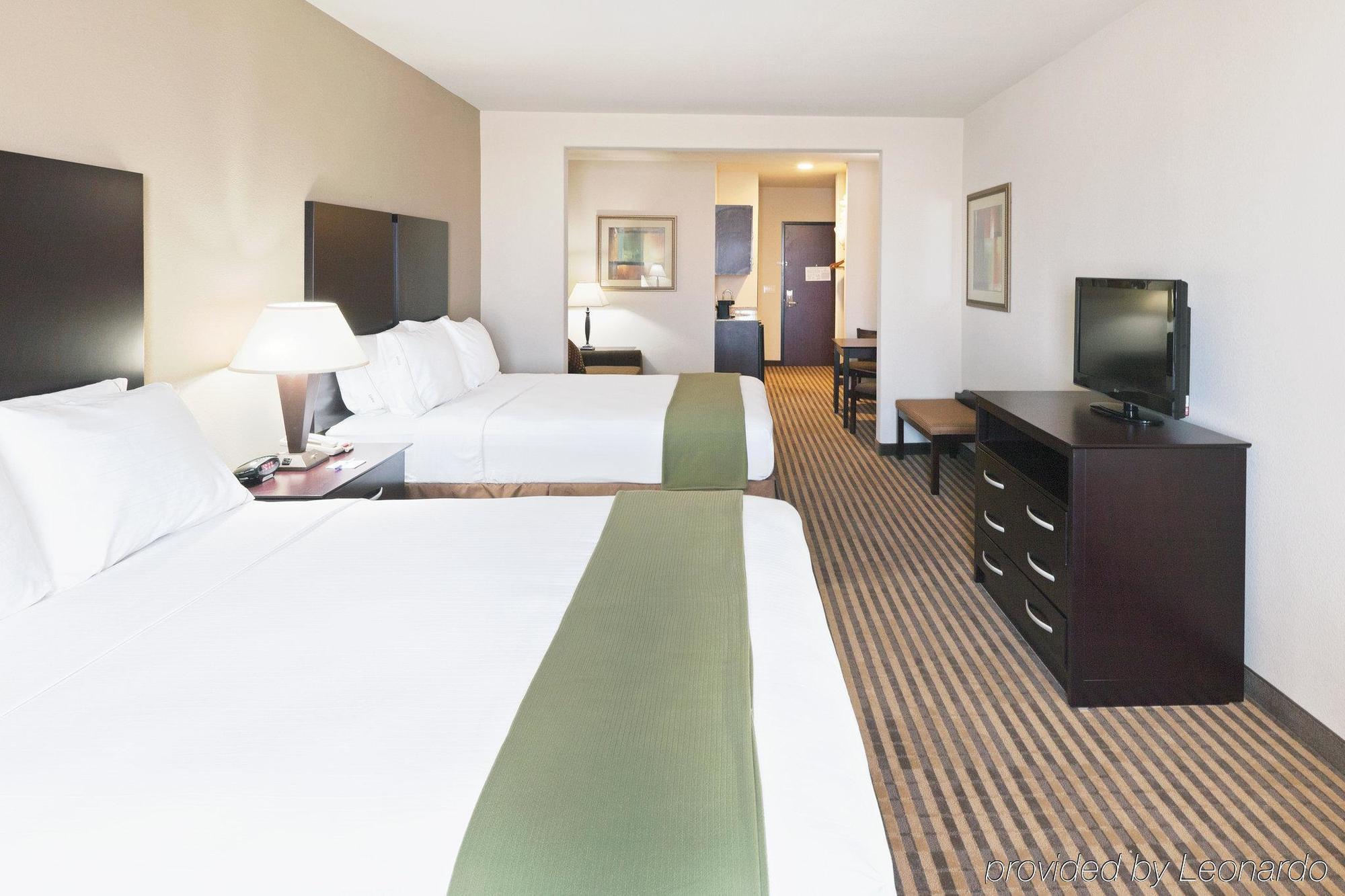 Holiday Inn Express & Suites Brady By Ihg Стая снимка
