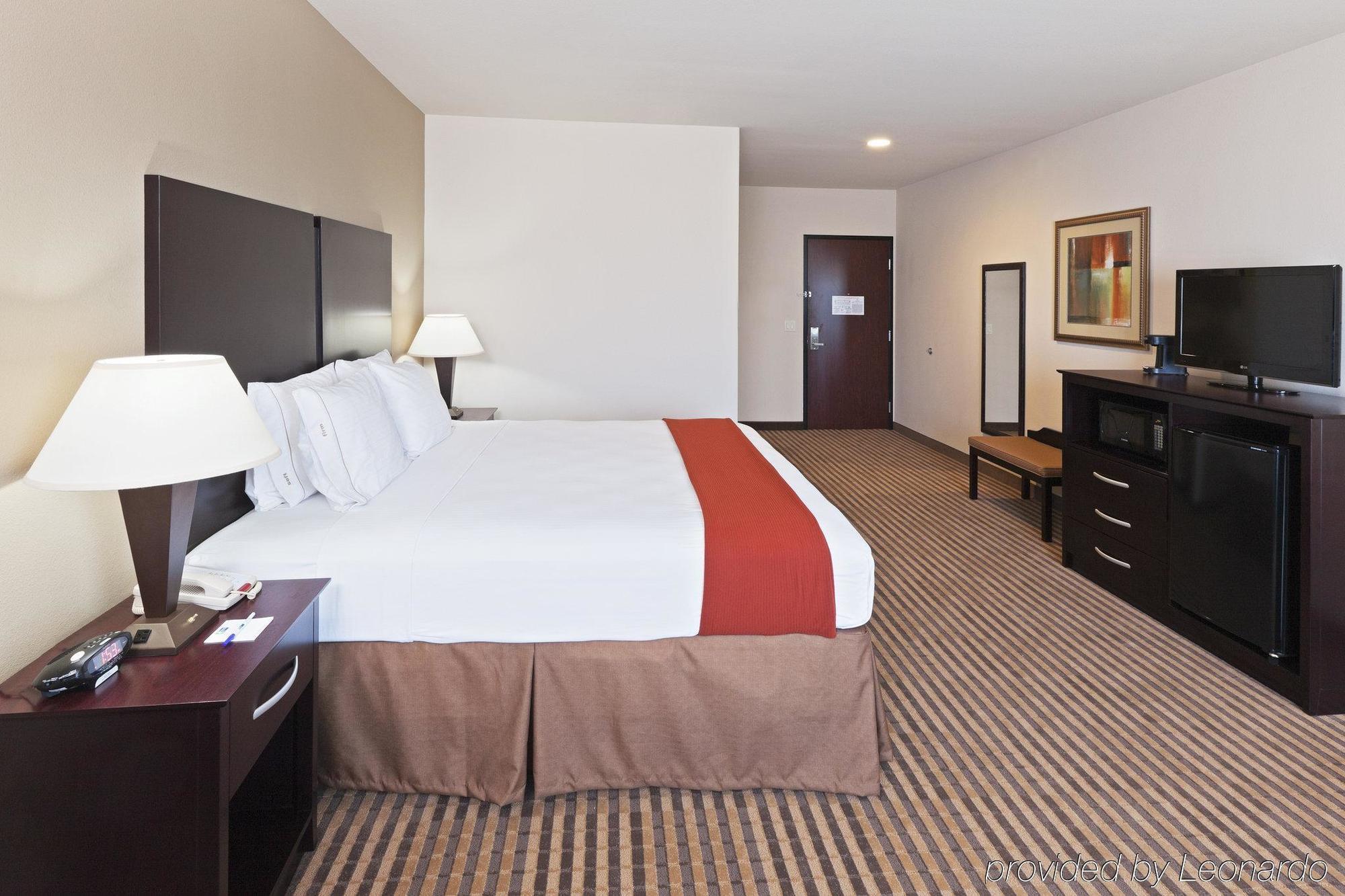 Holiday Inn Express & Suites Brady By Ihg Стая снимка