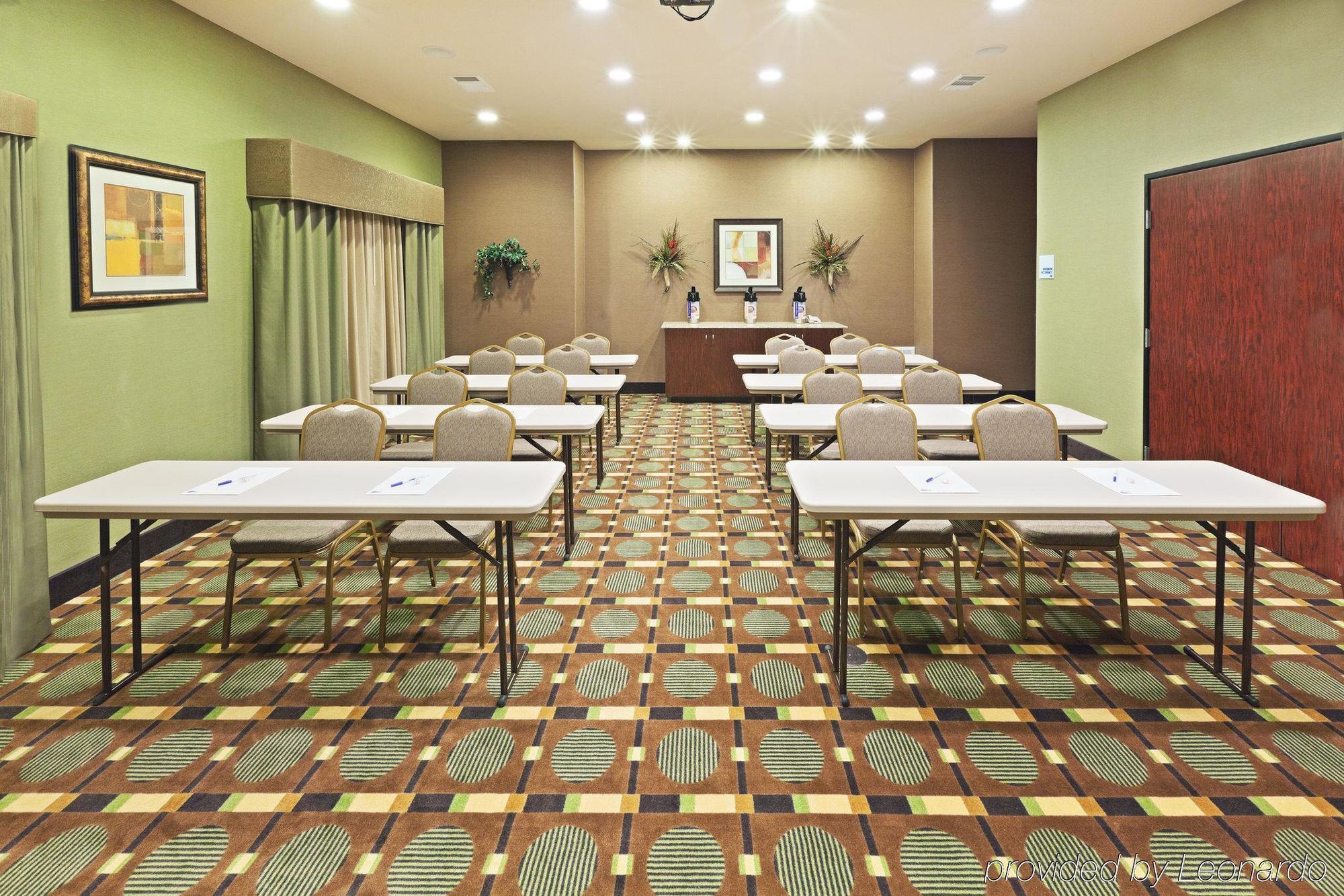 Holiday Inn Express & Suites Brady By Ihg Съоръжения снимка