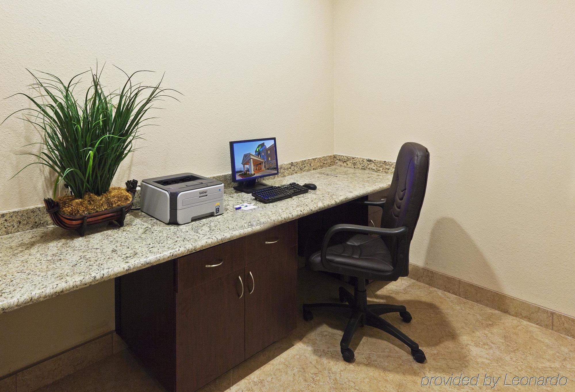 Holiday Inn Express & Suites Brady By Ihg Съоръжения снимка