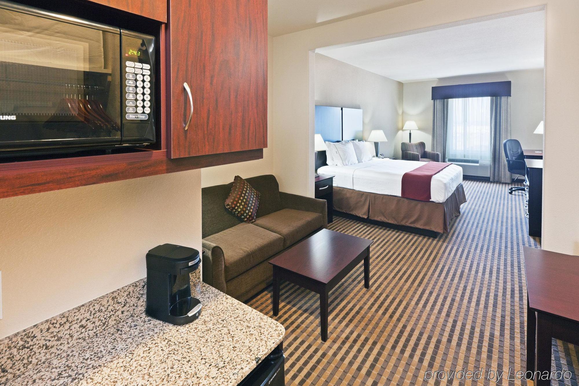 Holiday Inn Express & Suites Brady By Ihg Стая снимка