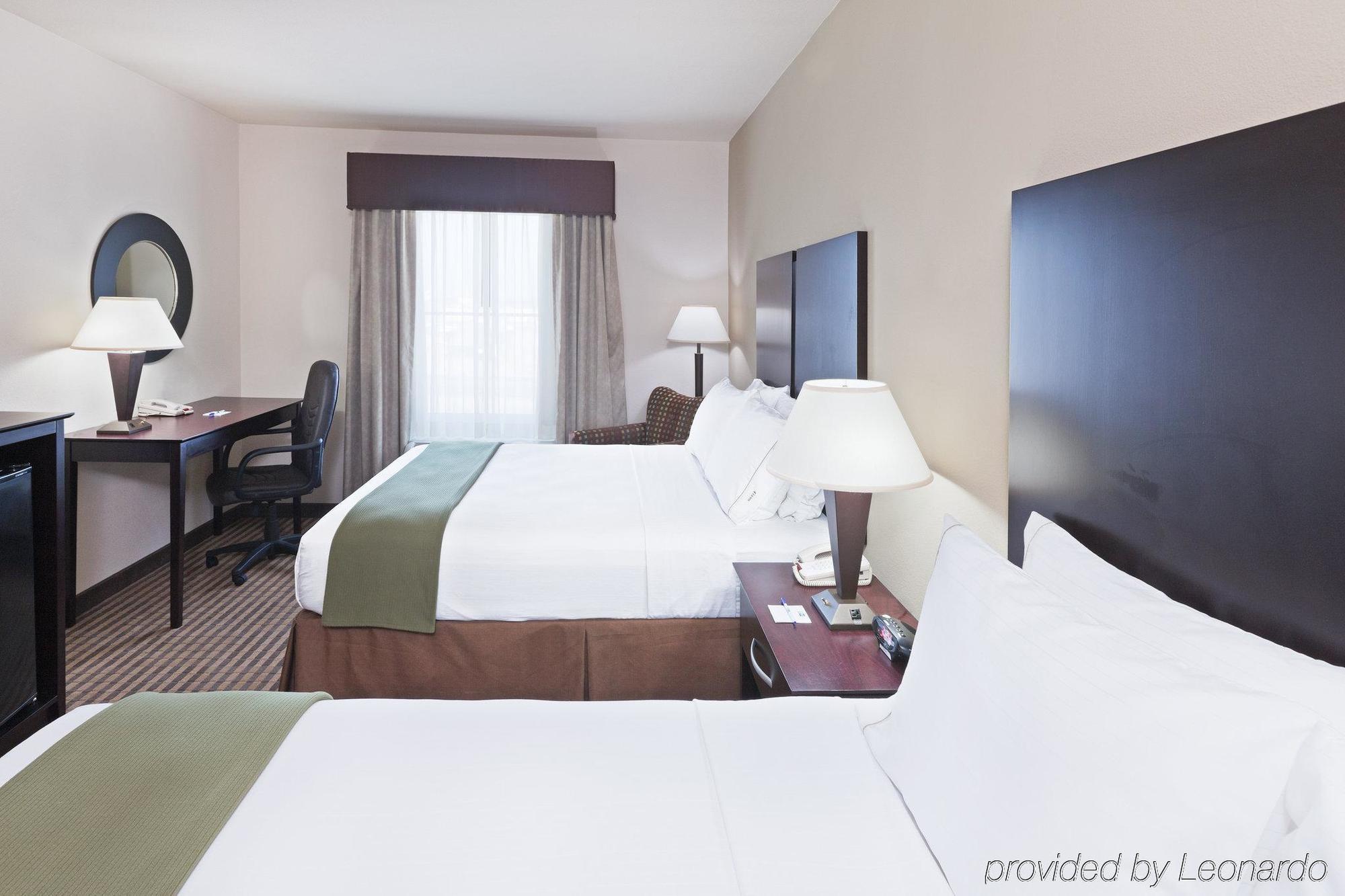 Holiday Inn Express & Suites Brady By Ihg Стая снимка