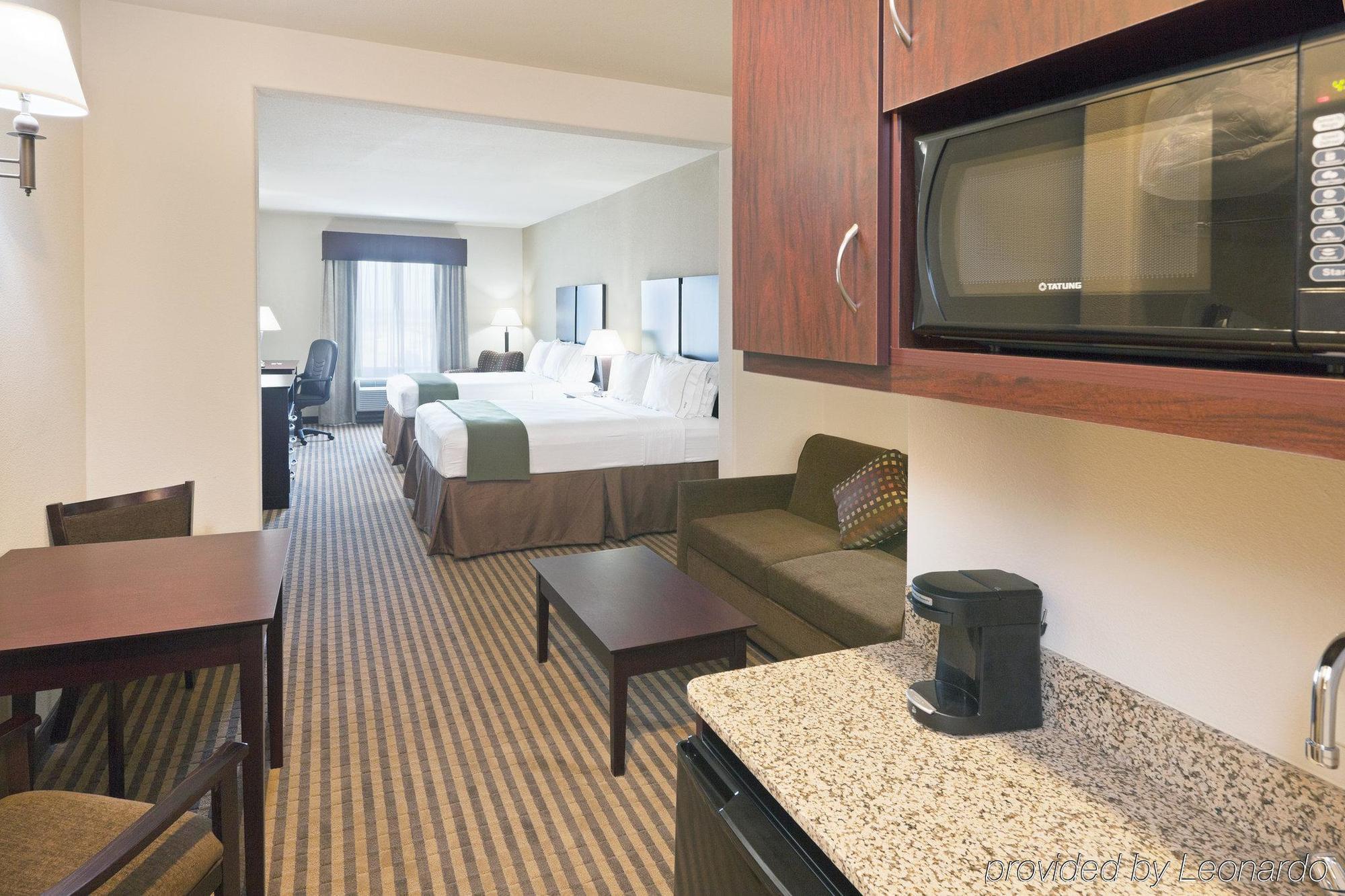 Holiday Inn Express & Suites Brady By Ihg Стая снимка