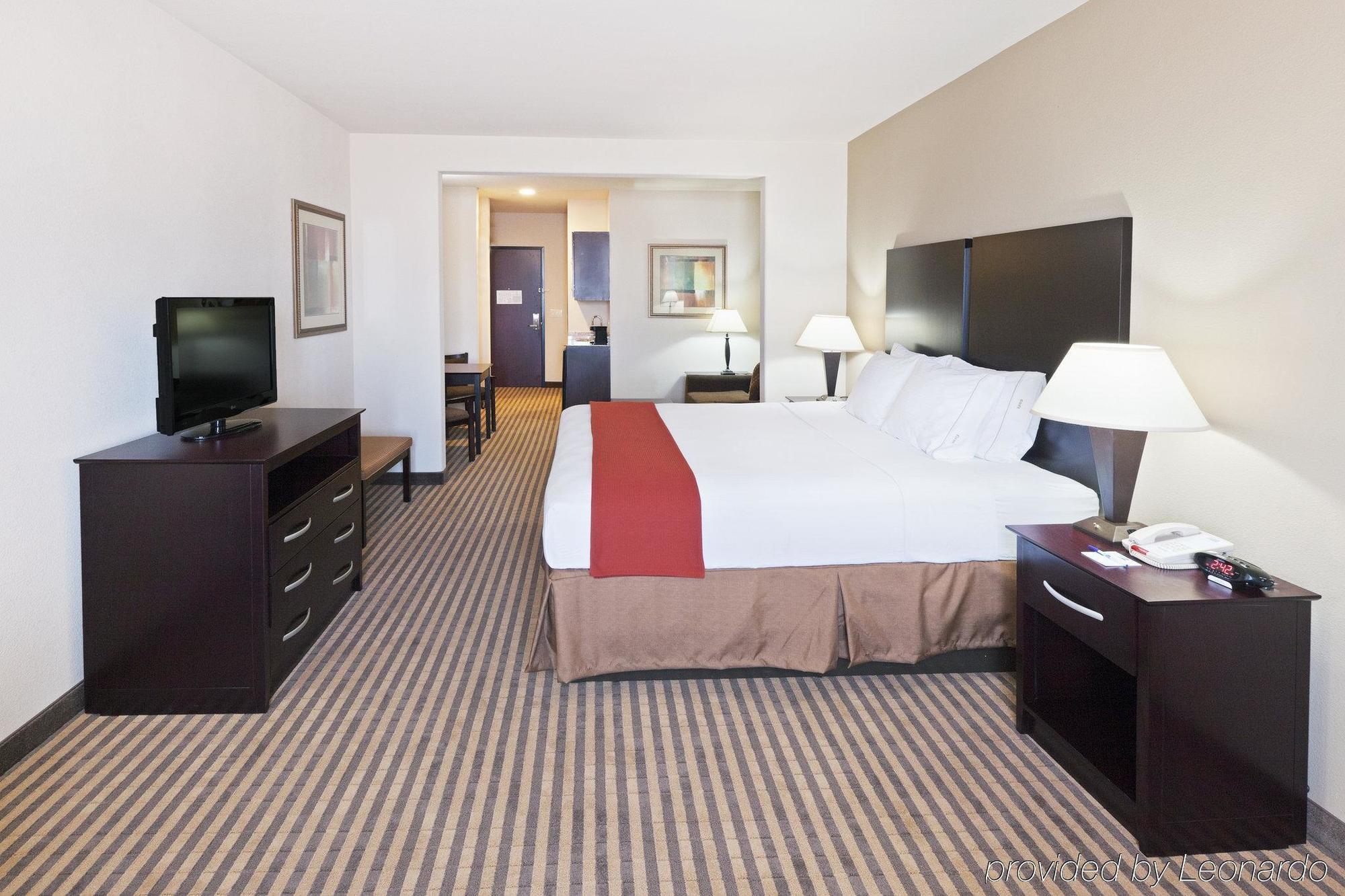 Holiday Inn Express & Suites Brady By Ihg Стая снимка