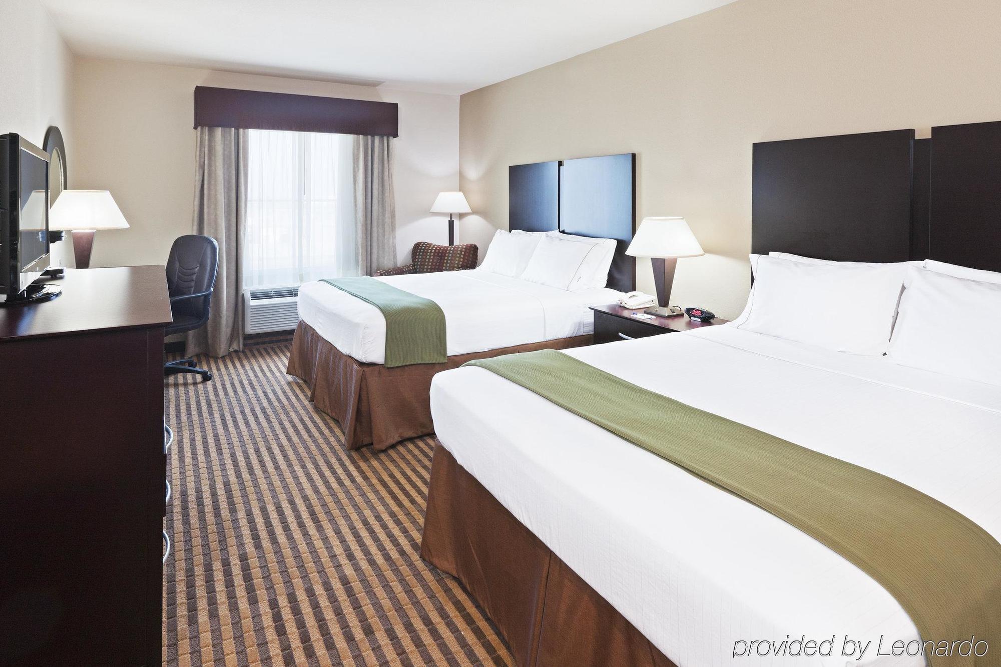 Holiday Inn Express & Suites Brady By Ihg Стая снимка