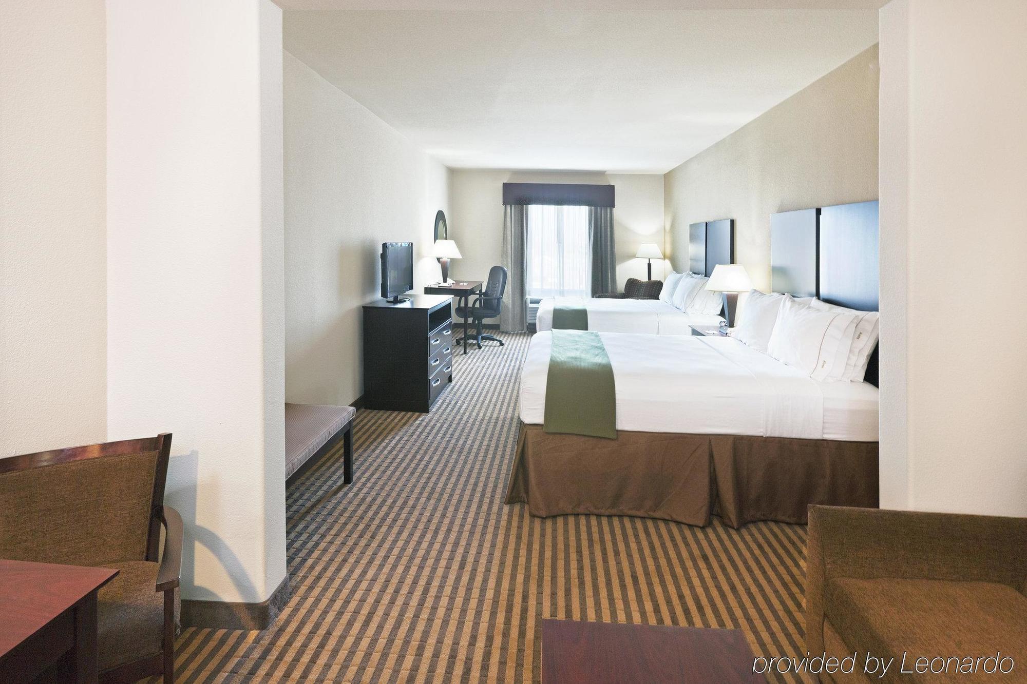 Holiday Inn Express & Suites Brady By Ihg Стая снимка