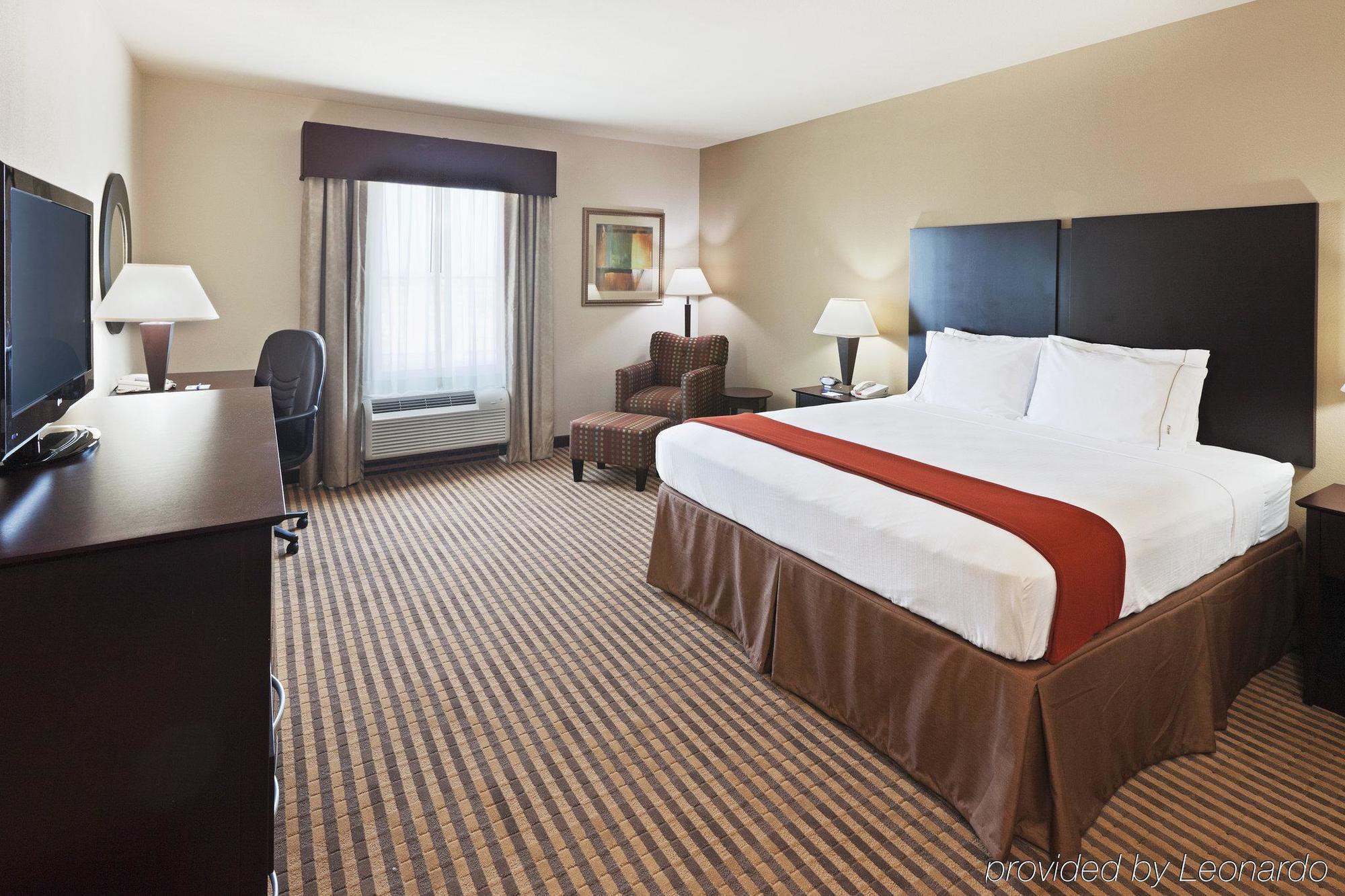 Holiday Inn Express & Suites Brady By Ihg Стая снимка