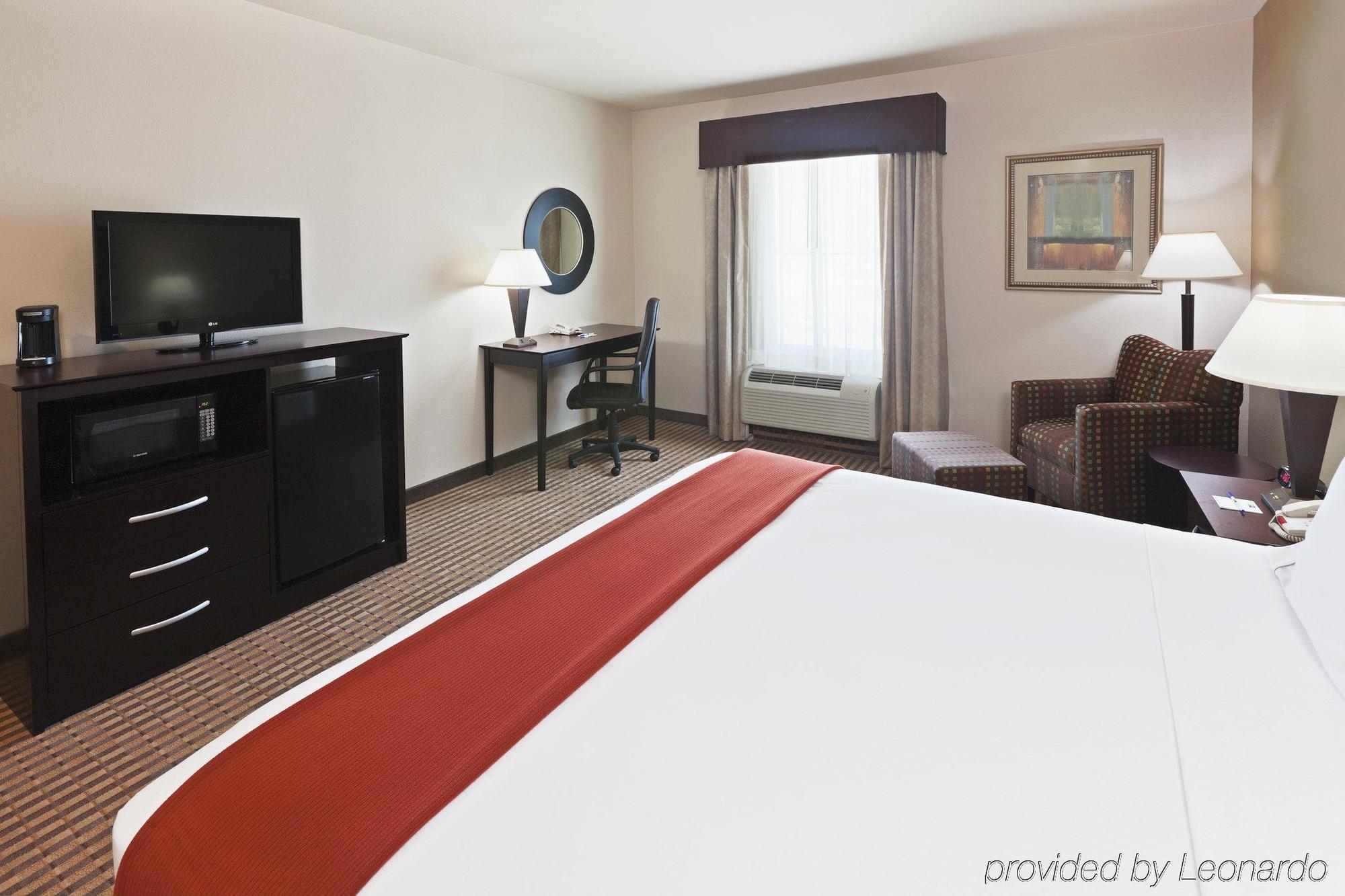 Holiday Inn Express & Suites Brady By Ihg Стая снимка