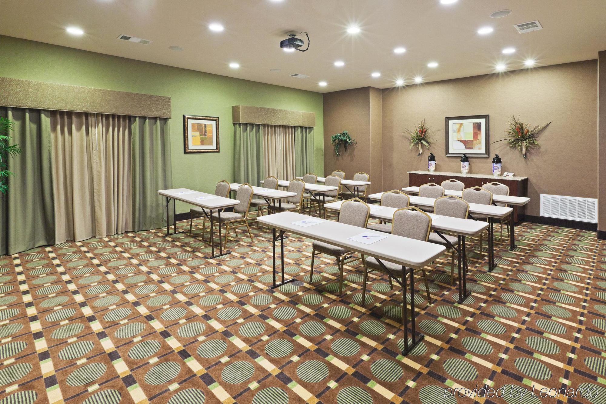 Holiday Inn Express & Suites Brady By Ihg Съоръжения снимка