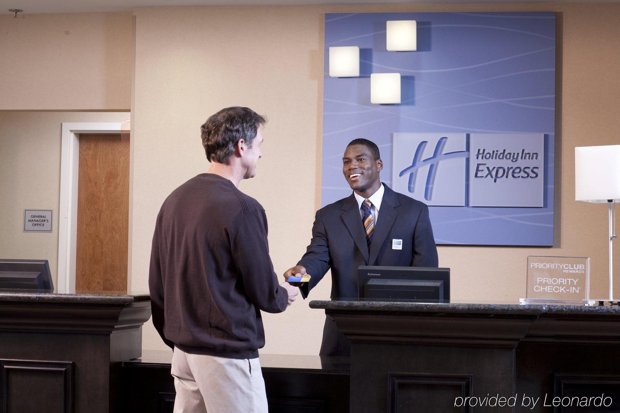 Holiday Inn Express & Suites Brady By Ihg Интериор снимка