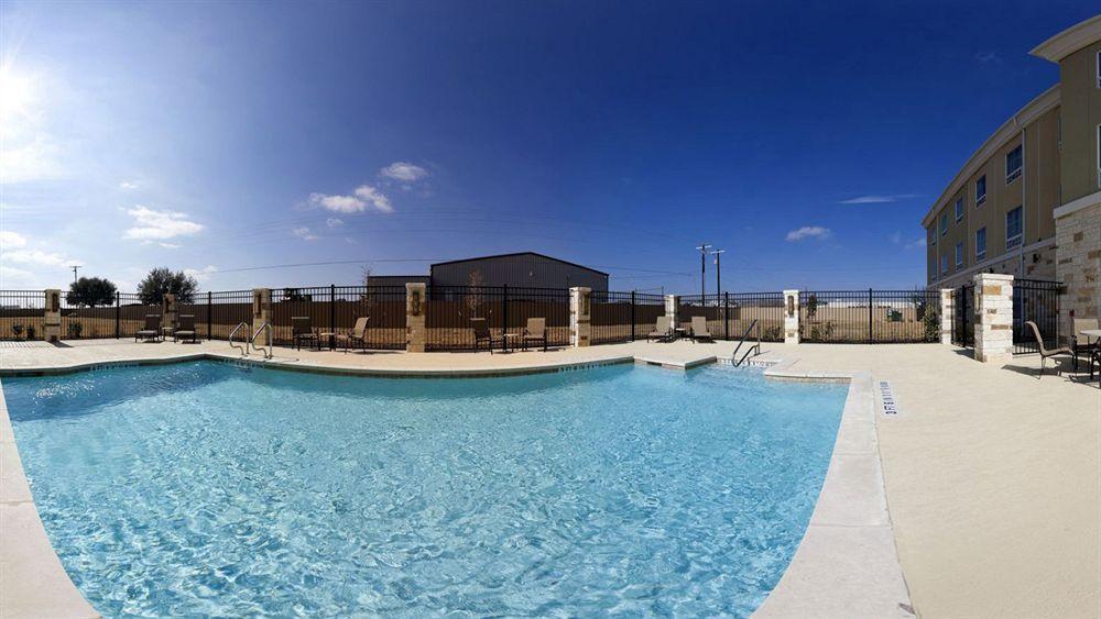 Holiday Inn Express & Suites Brady By Ihg Екстериор снимка