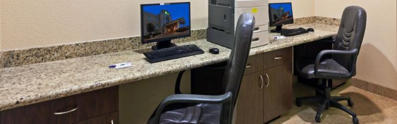 Holiday Inn Express & Suites Brady By Ihg Екстериор снимка