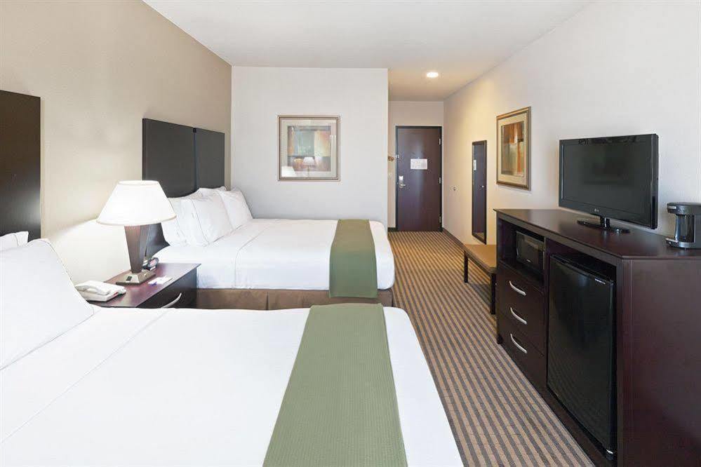 Holiday Inn Express & Suites Brady By Ihg Екстериор снимка